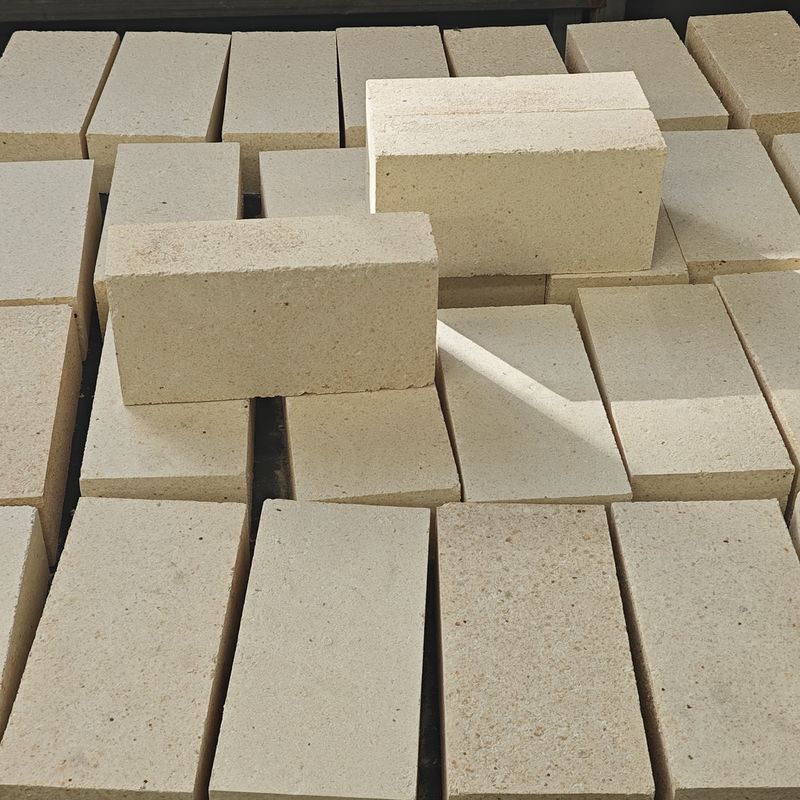 High Alumina Refractory Bricks Al2O3 Content Corrosion Resistant For Lining Glass Furnaces In White Or Customized